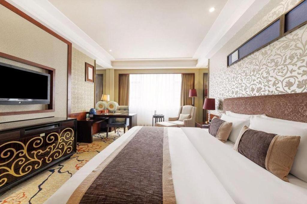 Eurasia International Hotel Донгуан Екстериор снимка
