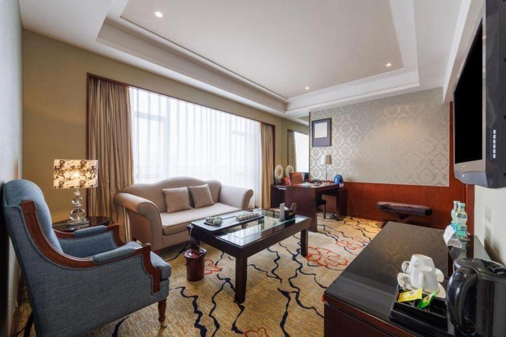 Eurasia International Hotel Донгуан Екстериор снимка