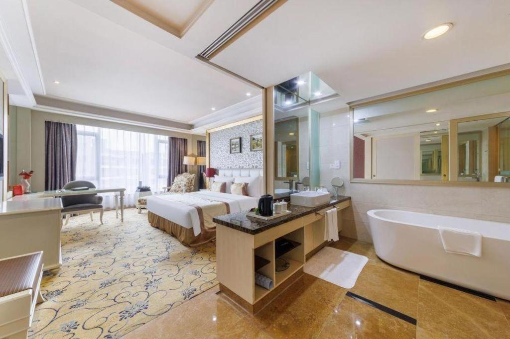 Eurasia International Hotel Донгуан Екстериор снимка